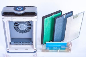 Beispiel eines mobilen Klimageräts und seiner Filter und Kondenswasserbehälter