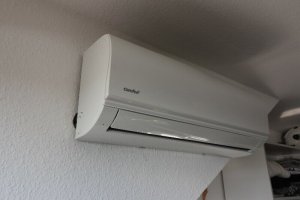 Split Klimaanlage von Comfee an der Wand montiert 