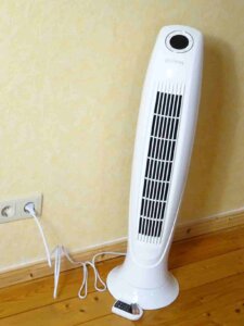weißer Turmventilator als Alternative zur Klimaanlage
